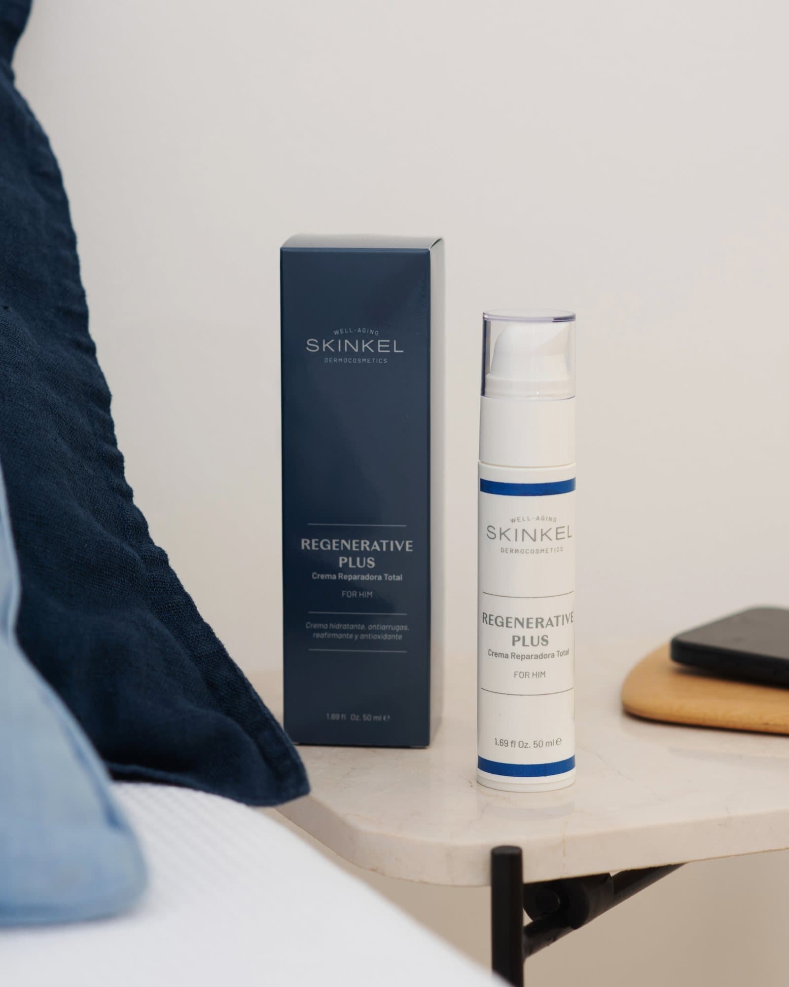 Regenerative Plus y su caja azul marino sobre la mesita de noche